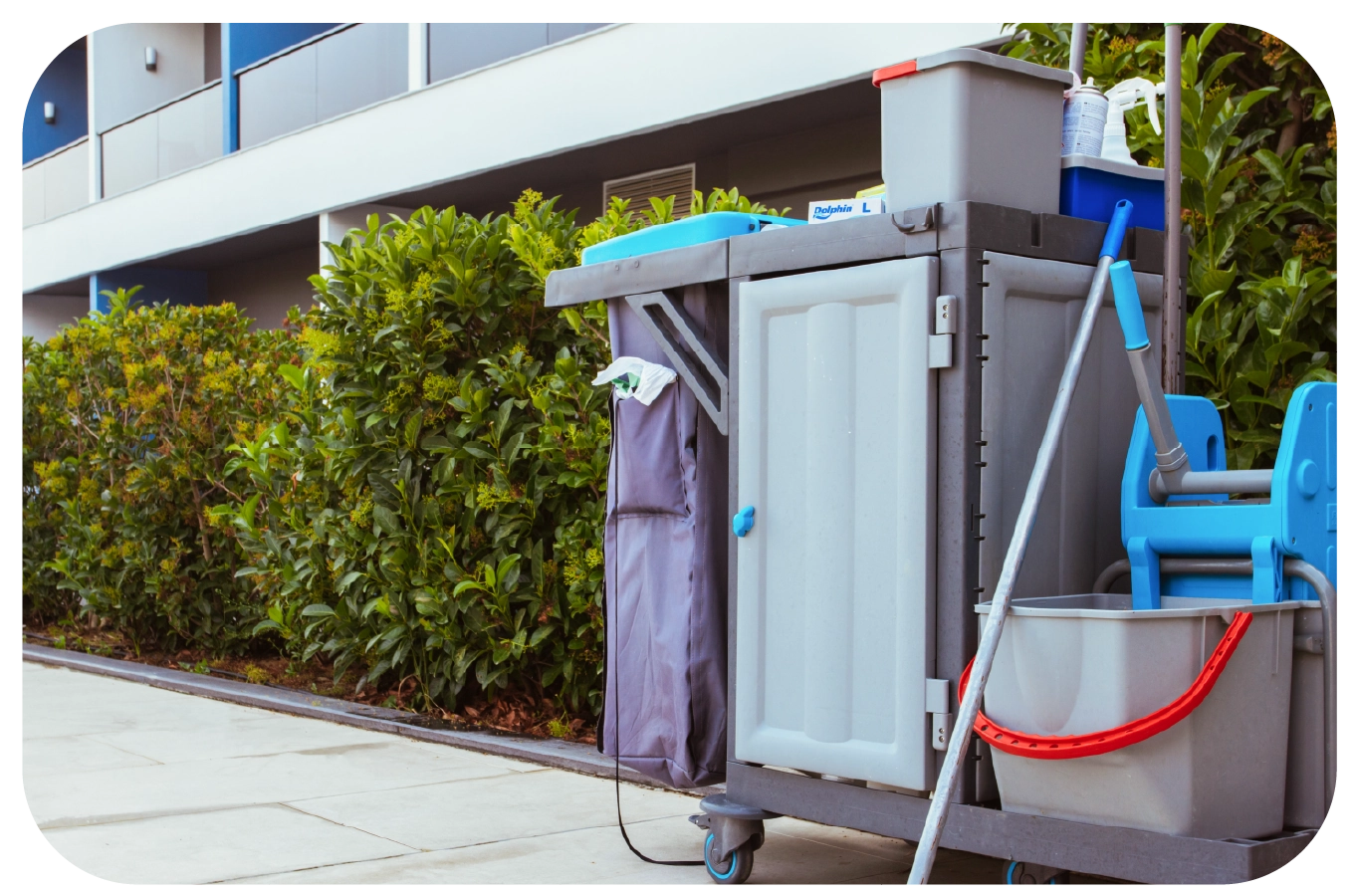 Equipo profesional de limpieza Safe Cleaning trabajando en Santiago