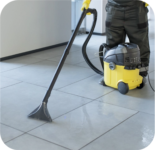 Personal de aseo industrial realizando limpieza profunda